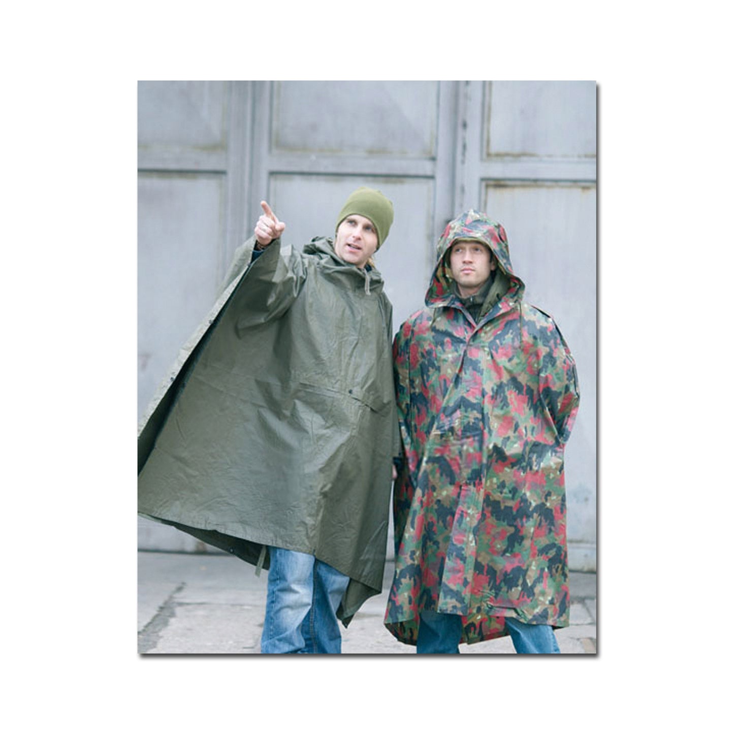 Poncho de lluvia suizo como nuevo