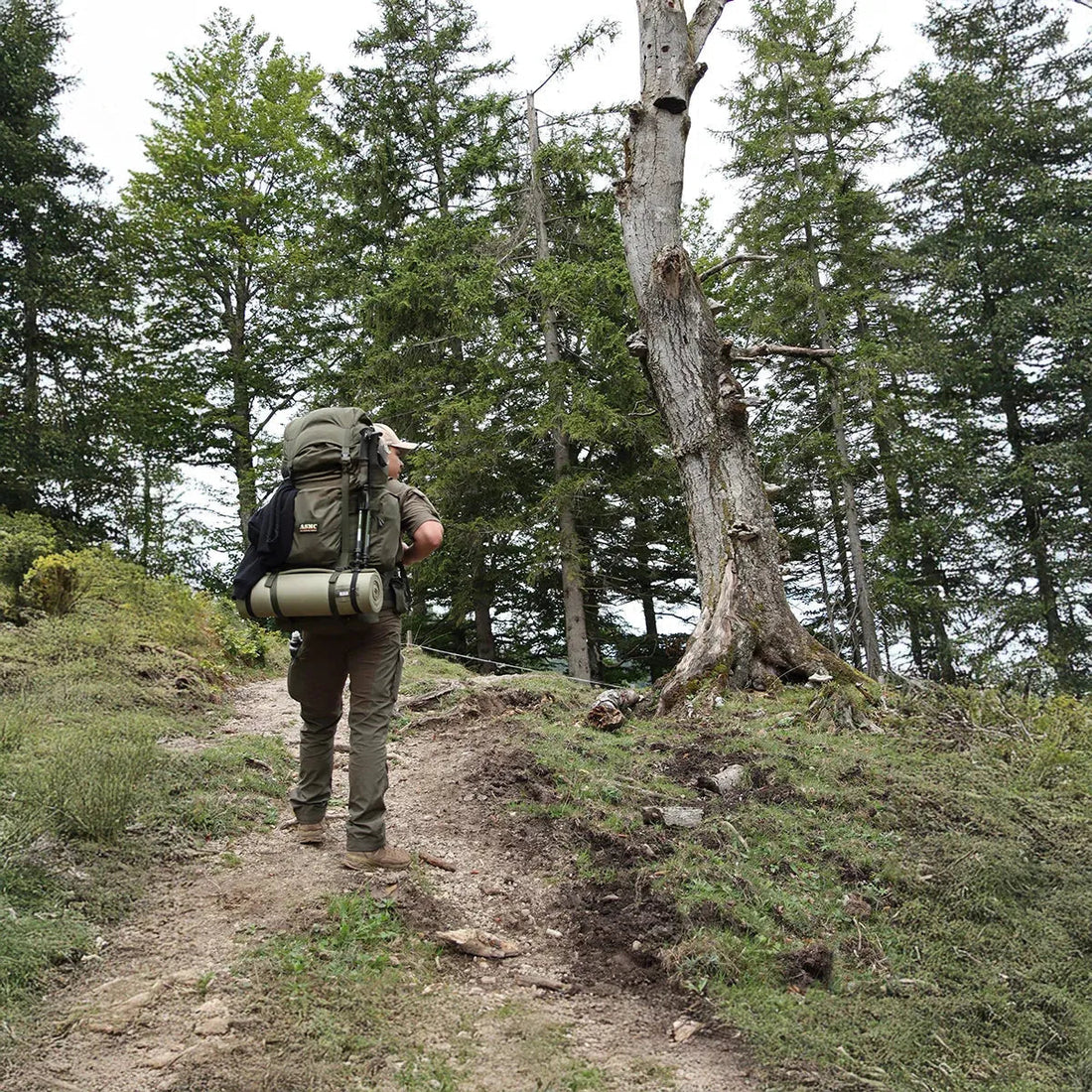 Ein Mann geht mit einem großen Rucksack wandern.