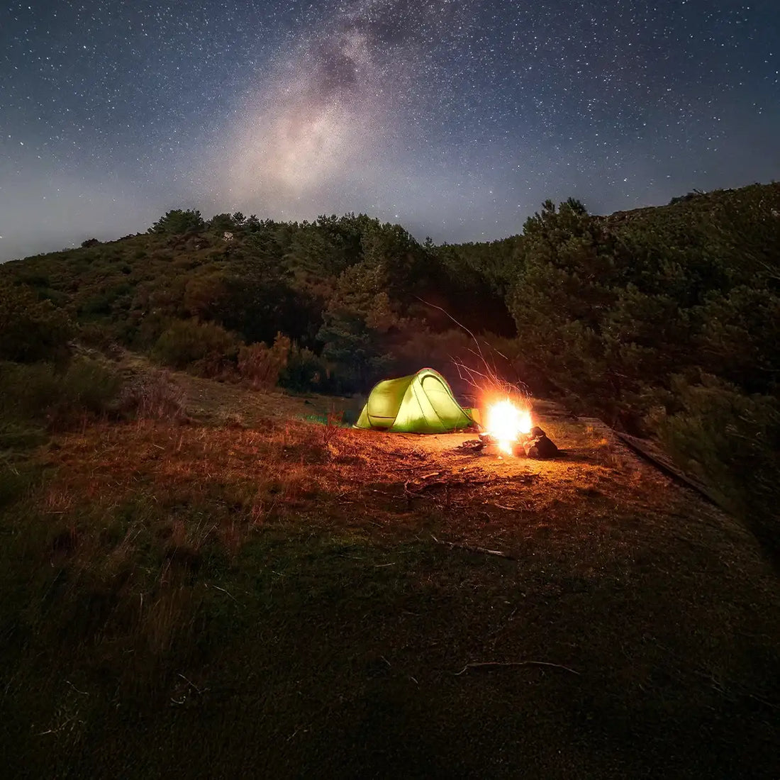Zelt mit Lagerfeuer unter Sternenhimmel