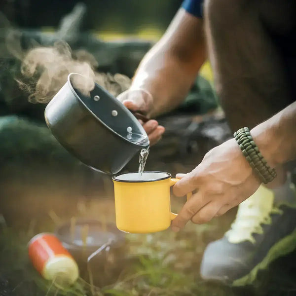 Abgekochtes Wasser wird in ein Becher gegeben.