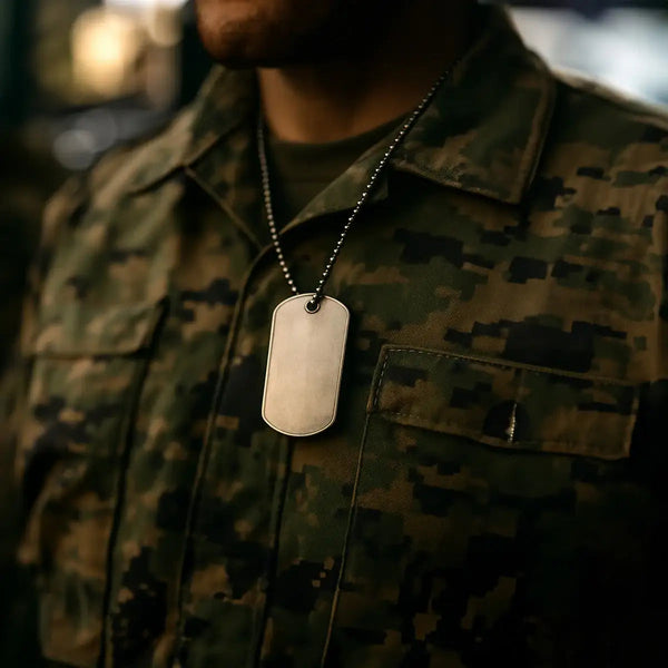 Ein Dog-Tag um den Hals eines Soldaten.