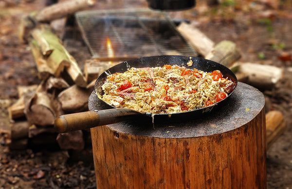 Outdoor Kochen wie ein Profi: Mit Feuer, Dutch Oven und Gusseiserner Pfanne zum perfekten Genuss