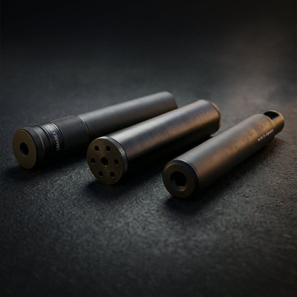 Auf einem schwarzen Untergrund liegende Schalldämpfer.