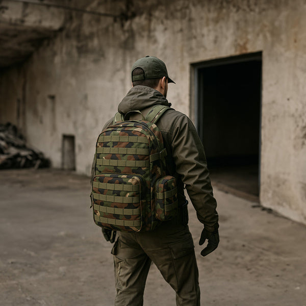 Eine männliche Person die einen Molle-Rucksack in einem verlassen Haus trägt.