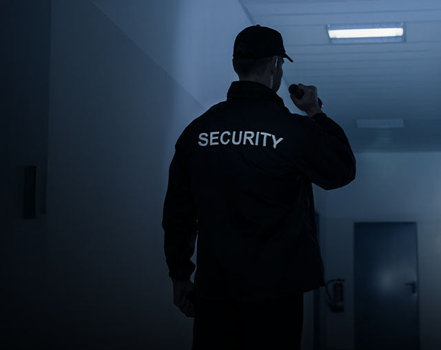 Security Mann mit Taschenlampe