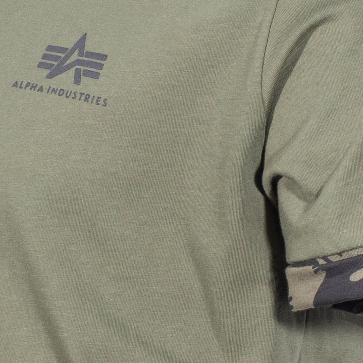 T-shirt con maniche arrotolabili verde pennellata