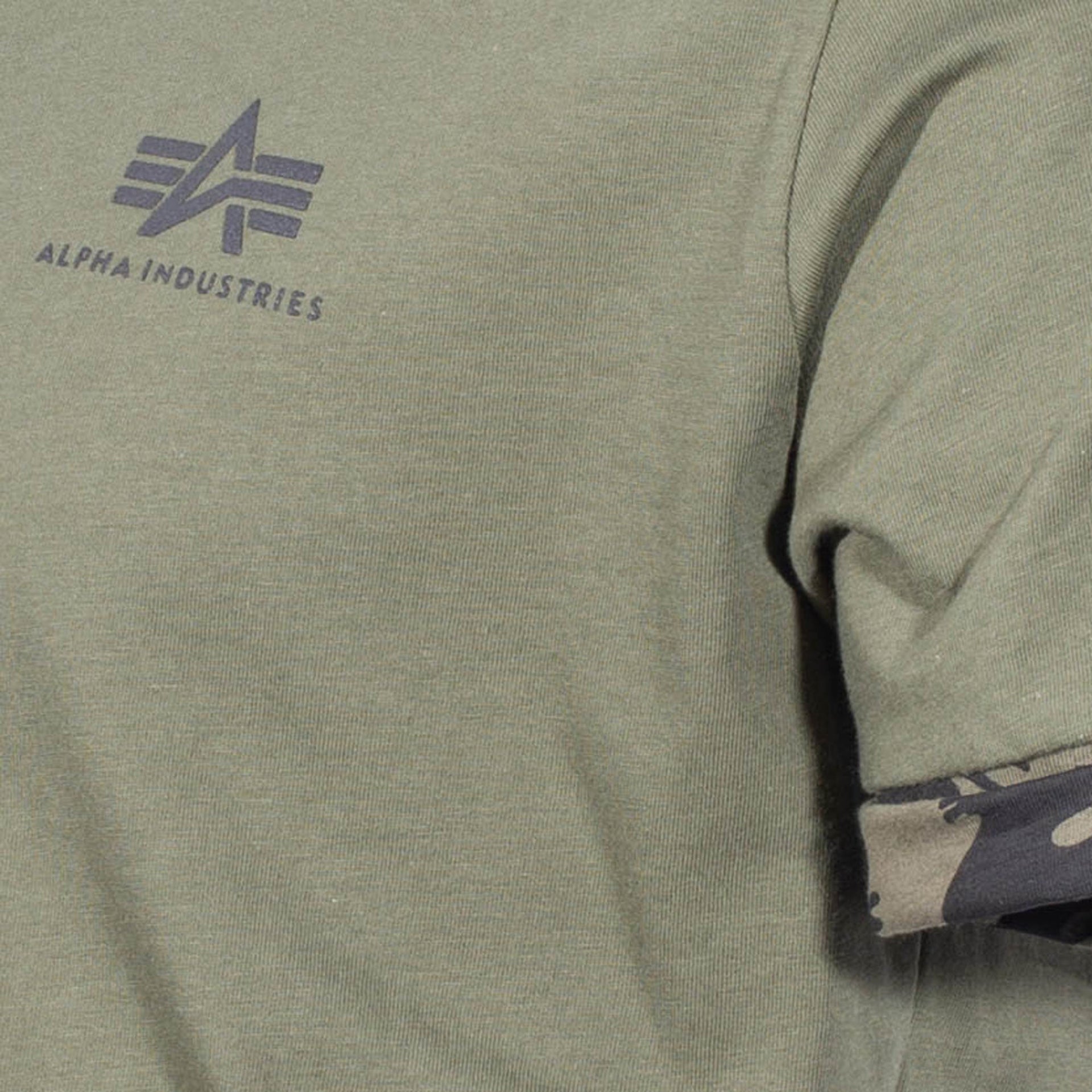 T-shirt con maniche arrotolabili verde pennellata