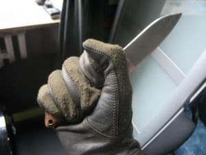 Kampfhandschuh mit Messer i